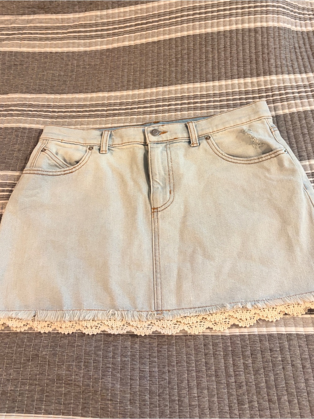 NWOT Millie Bobby Brown Women’s 10 Light Wash Denim Mini Skirt with Lace Trim